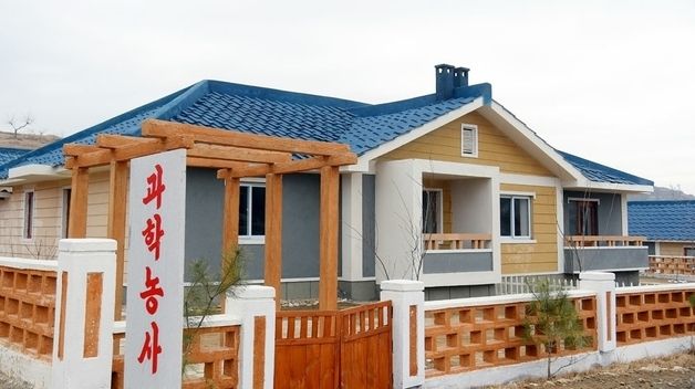 北 평안북도 구장군에 일떠선 새 살림집들…"현대적 문화주택"