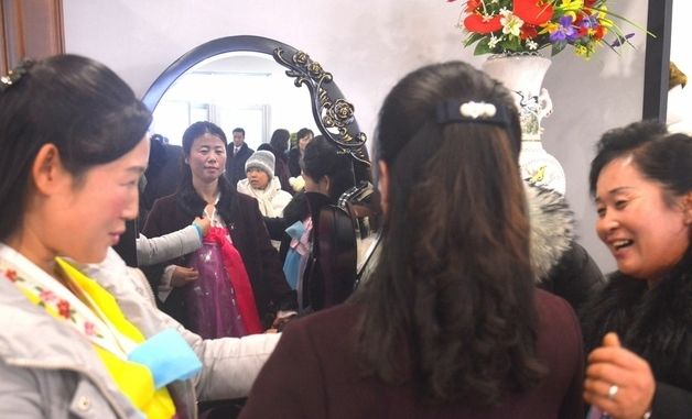 북한, 연일 지방공업공장 건설 선전…길주군 새 공장 돌아보는 주민들