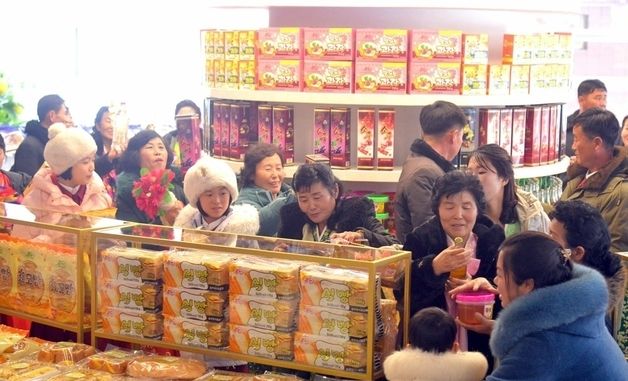 북한, 길주군에 새 지방공업공장 건설…둘러보는 주민들