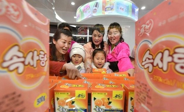 새로 건설된 길주군 지방공업공장에서 생산된 '속사탕'과 '귤향 과자'