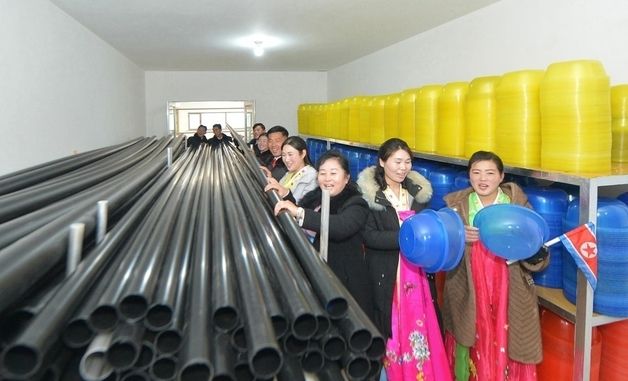 북한, 연일 지방공장 건설 선전…길주군 지방공업공장 준공식 참석한 주민들