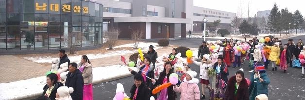 北 길주군 지방공업공장 준공식 참석한 주민들