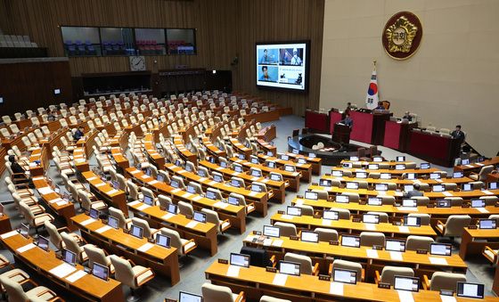 텅 빈 본회의장 속 무제한 토론