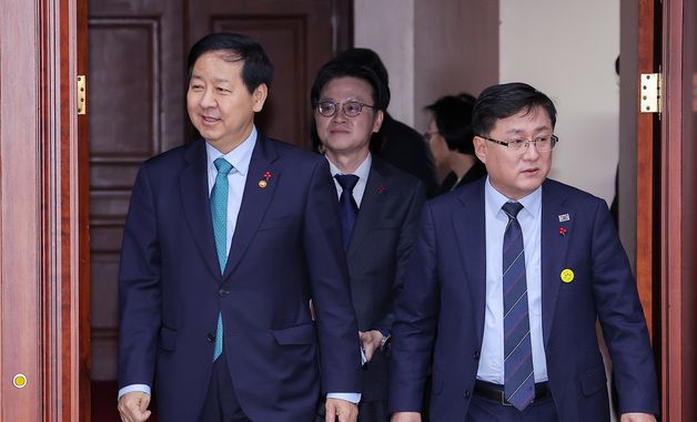 경제관계장관회의 참석하는 구윤철 부총리·김정관 장관·김성환 장관