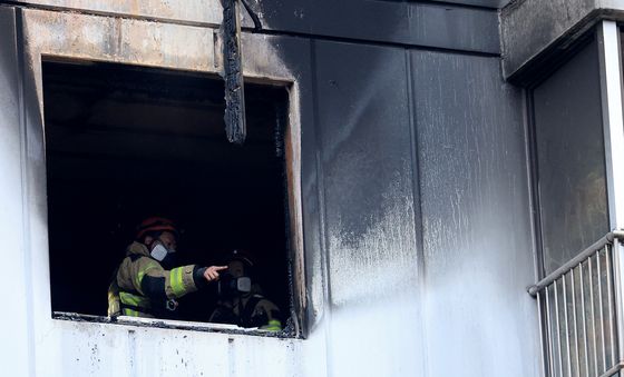 송파구 아파트 화재현장 살펴보는 소방대원들