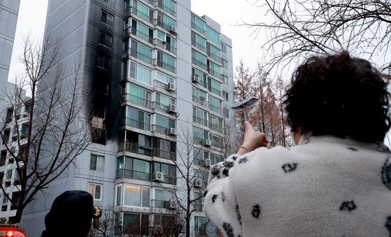 송파구 아파트서 화재 '2명 심정지 이송'