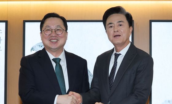 손 잡은 김태흠·이장우