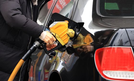정부 유류세 인하 '2개월 연장', 자동차 개소세 인하는 내년 6월까지