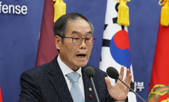 국방부 브리핑룽에서 KDDX 사업 설명하는 방위사업청장