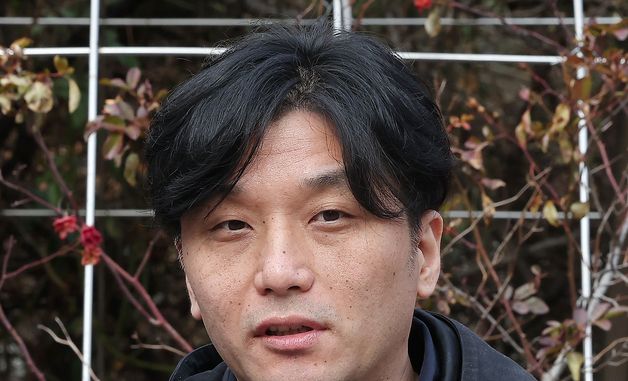 발언하는 정윤석 감독