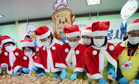 빵 포장하는 산타들