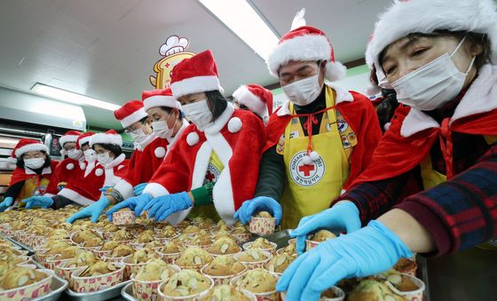 제빵 봉사활동 나선 산타들