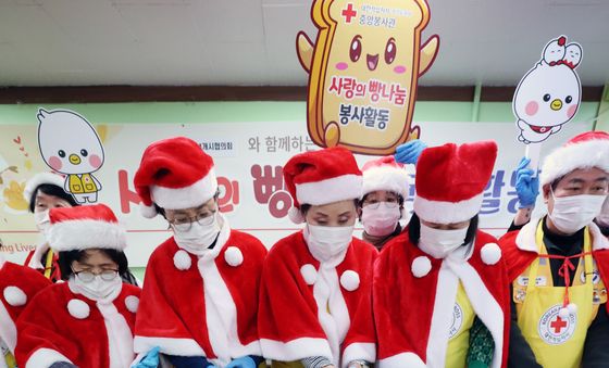 제빵 봉사활동 나선 산타들