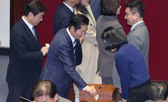 투표하는 정청래 대표