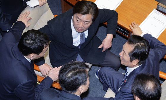 논의하는 정청래 대표