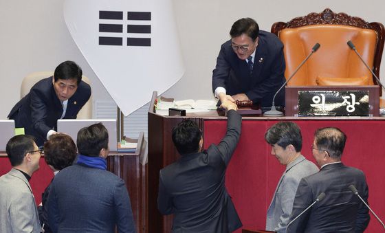 인사나누는 우원식 의장