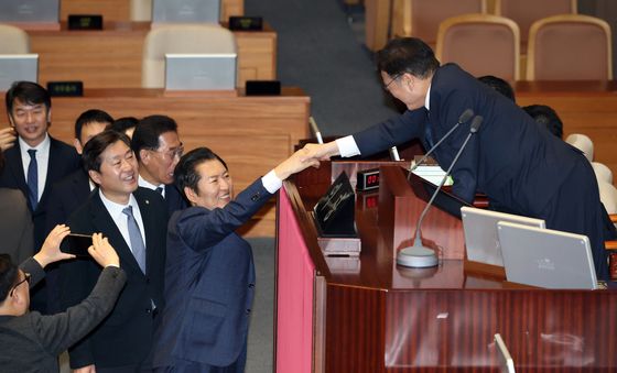 우원식 의장과 악수하는 정청래 대표