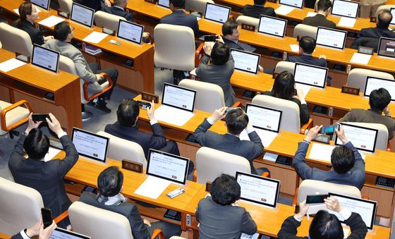 필리버스터 종료 순간 남기는 민주당