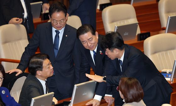 대화 나누는 원내지도부