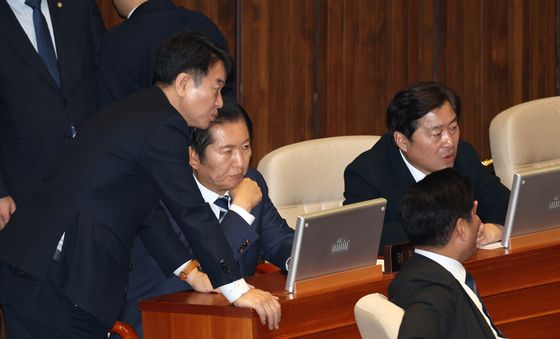 대화 나누는 정청래·문진석