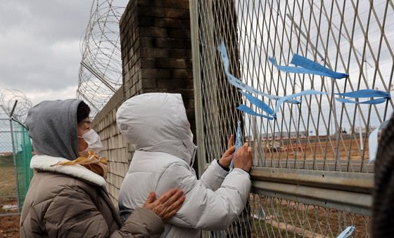 12·29 여객기 참사 1주기 앞두고 사고현장 찾은 유가족