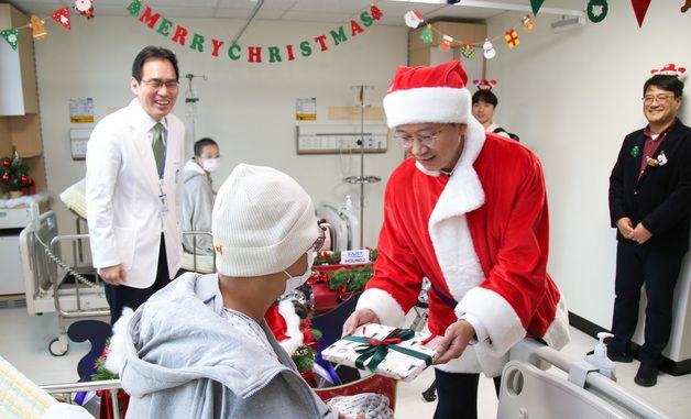 크리스마스 이브 맞아 소아청소년암 환자 위문하는 배경훈 부총리