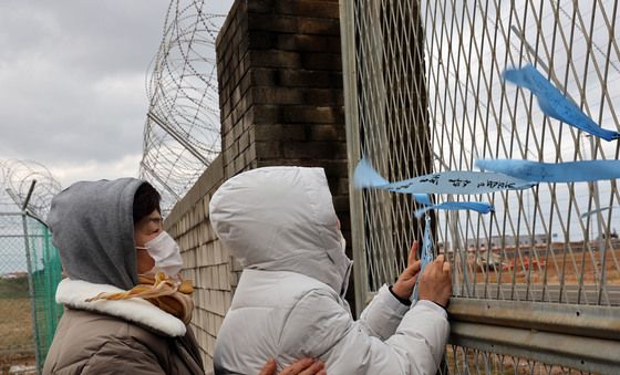 "나는 어떻게 살라고"…사고현장 찾은 여객기 참사 유족