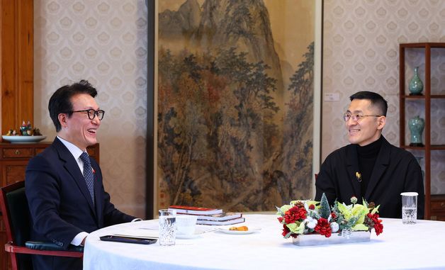 인터뷰하는 김민석 총리