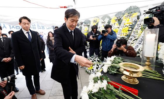 광주 붕괴 참사 분향소 참배하는 조국 대표