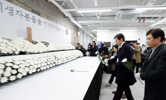 여객기 참사 1주기 분향소 찾은 조국 대표