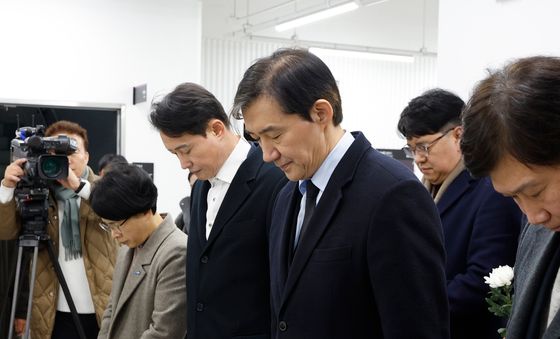 여객기 참사 1주기 분향소 찾은 조국 대표