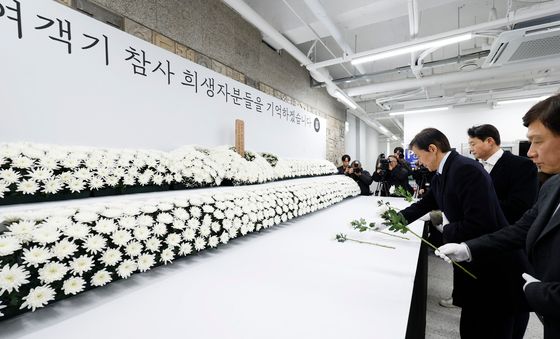 여객기 참사 1주기 분향소 찾은 조국 대표