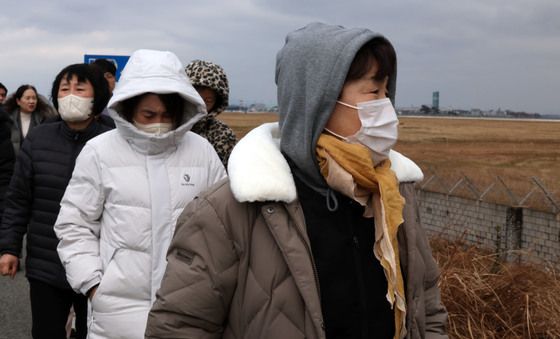 활주로 바라보며 눈물 흘리는 유가족