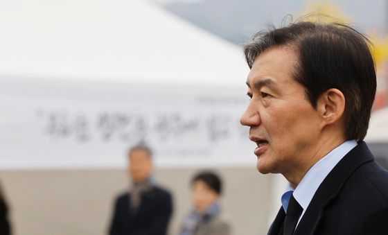 취재진 질문에 답하는 조국 대표