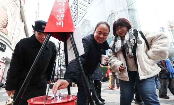 '크리스마스 이브에 이어지는 온정'