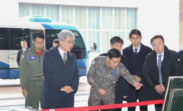 공군 전투비행단 방문한 김상환 헌법재판소장
