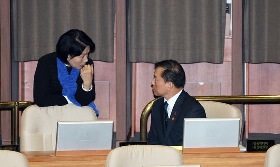 대화 나누는 최민희 의원과 김종철 방미통위 위원장