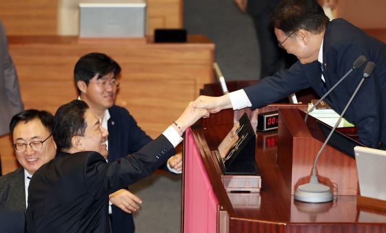 악수하는 우원식 의장과 김병기 원내대표