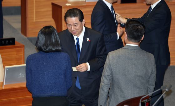 무제한 토론 종결 투표하는 김병기 원내대표