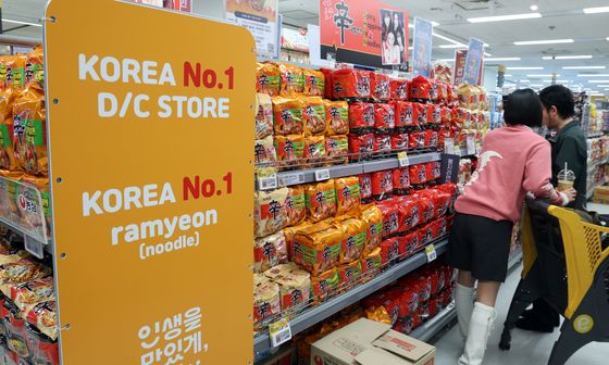 한류 타고 라면·화장품 세계로…K-소비재 육성