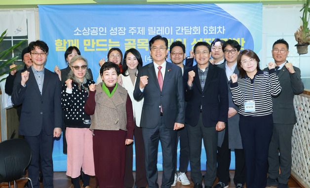 기념 촬영하는 이병권 제2차관