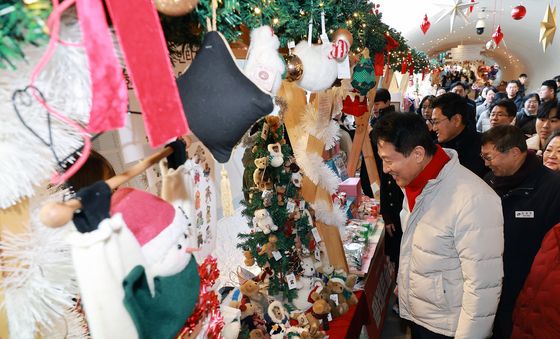 크리스마스 마켓 살펴보는 오세훈 시장
