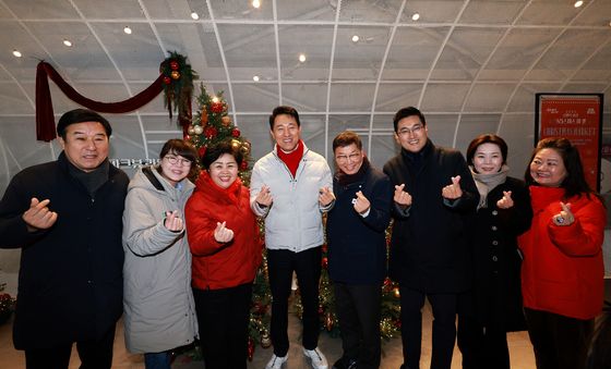 시민들과 뚝섬  '한강 플플'에서 기념촬영하는 오세훈 시장