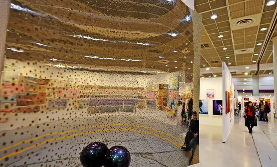 2025 서울아트쇼에서 다양한 미술품 관람