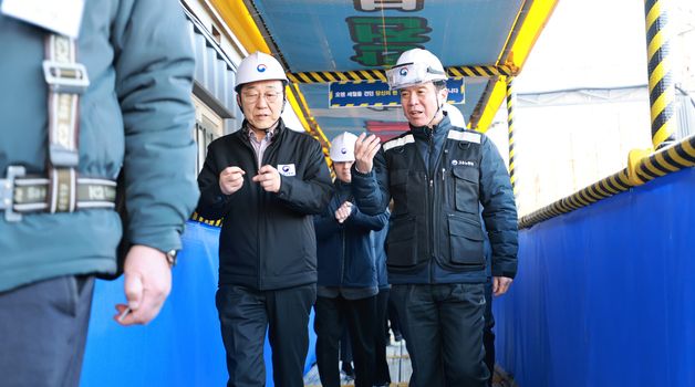 대화나누는 김영훈·김윤덕 장관