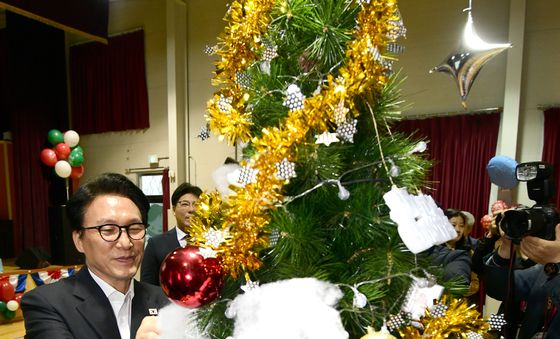 크리스마스 트리 만드는 김민석 총리