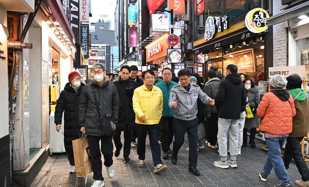 성탄절 앞두고 명동거리 점검하는 김광용 재난안전관리본부장