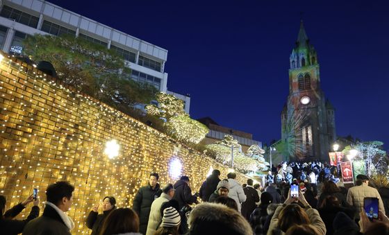 아기예수의 탄생을 축하하는 명동성당 미디어파사드