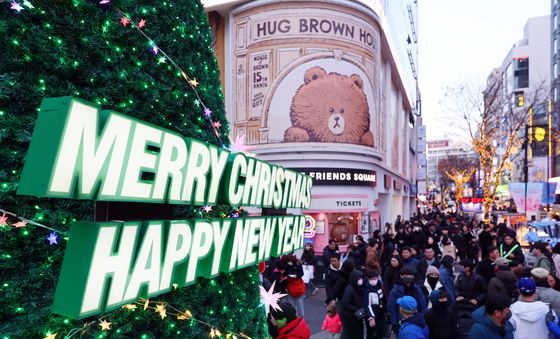 크리스마스 이브, 인파로 북적이는 명동