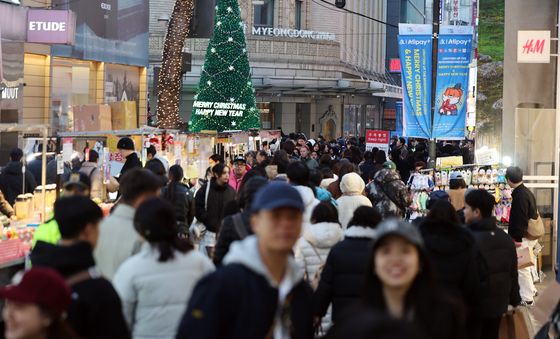 북적이는 명동거리